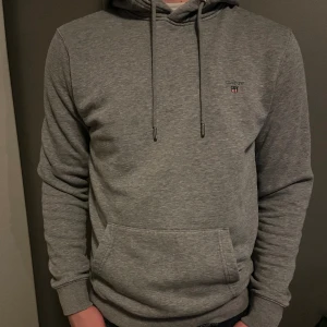 Gant Hoodie  - Tjena! Säljer denna Gant hoodien då den inte kommer till användning. Gott skick. Storlek L men passar S-M. 