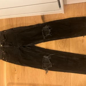 Svarta vida jeans - Populära vida jeans med hål i från Gina. Knappt använda, säljs på grund av för små… 150kr plus frakt.  Skriv vid frågor eller fler bilder 