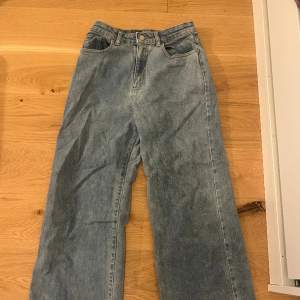 Vida jeans från na-kd knappt använda och bra skick. 200 plus frakt. Skriv för fler bilder eller frågor. 