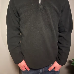 Dressmann fleece halfzip  - Tjena! Säljer denna dressmann fleece halfzip då den inte kommer till användning. Bra skick. Storlek M