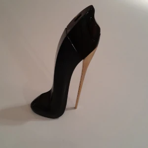 Carolina Herrera spray perfume heel  - Jag har bara sprutat några gånger men känner att jag hellre satsar på en lite mer dag parfym. Jag kan gå ner till 300 i utbyte mot en snabb affär. Jag har på den sista bilden märkt ut precis hur mycket som är kvar i flaskan. Jag har även boxen kvar.