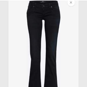Säljer mina skitsnygga lågmidjade jeans från ltb då dom inte kommer till användning!! Skicket är fint och dom är i färgen nattblå!💞