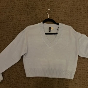 Stickad tröja  - Ljusblå v-ringad stickad tröja från H&M i strl xs🤍