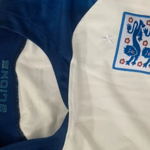 England fotbollströja - Säljer nu denna t-shirt då jag aldrig använder den. Den är endast testad och helt oanvänd✅ bara att höra av er vid fler frågor😀