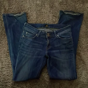 Lee jeans - Säljer mörkblåa Lee jeans som inte kommer till användning pågrund utav att de är för stora för jag köpte fel storlek💗💗