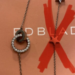 Edblad armband  - Säljer detta armband från Edblad som är i super bra skick. Man kan dusha med det. ( jag säljer bara det som inte har kryss över sig)❤️skriv om ni har frågor 🥰🥰