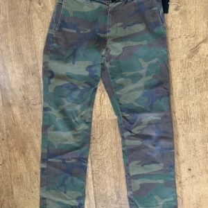 Supreme workpants  - Storlek 30 (39cm i midja, 105cm långa) Passar bra på mig som är 180cm och väger 75kg normalt bygd 