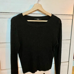 Ribbad tröka - Skön, svart långärmad tröja i bomull, ribbat mönster. Från BikBok strl L, men passar på mig som vanligtvis är 38/40! 