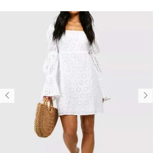 Superfin studentklänning - Säljer en superfin studentklänning från Boohoo, klänningen är aldrig använd med lappen kvar💖Säljer pga at tjat köpt dubbletter, nypris 549kr! Köparen står för frakt