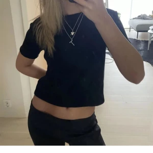 Svart Tröja - Säljer min svarta tröja då jag inte använder den längre! Sitter lika bra S som M 💗 Tänker mig ett pris runt 250 då nypris är 400 💕💕