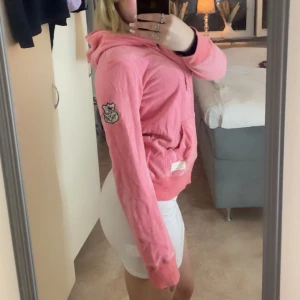 Odd molly  - En jätte fin sommar tröja från odd molly som jag har använt ca 4 gånger då den inte kommer till användning längre säljer jag den. Nu pris ca 800 mitt pris 300💕
