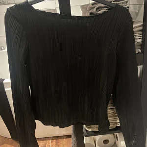 Svart topp med mönster!❤️‍🔥 - Toppen är i fint skick och enbart använd ett fåtal gånger. Passar perfekt till fest och vardags! Säljs pga att den inte kommer till användning❤️‍🔥🙌🏼