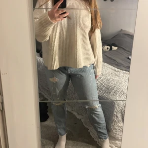 Jeans med hål i - Säljer mina jeans med en massa hål i. Knappt använd🩷