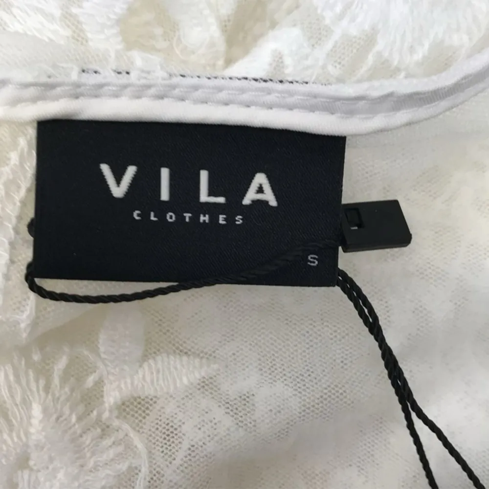Säljer min vita lace kofta från VILA clothes. Priset kan diskuteras 🎀. Blusar.