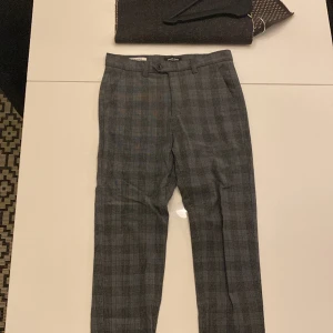 Jack&Jones kostymbyxor - Storlek W27” L30”.   Fint skick  Snygga till vit/svart/blå t-shirt  