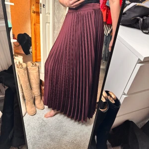 Plisserad långkjol - En superfin plisserad kjol, som aldrig kommit till användning då den tyvärr är lite för stor för mig. 