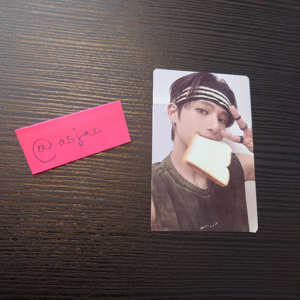 Ikoniska Wooyoung bröd photocard från Outlaw albumet i superfint skick!  Baksidan syns på andra bilden, fler wooyoung pcs finns bland mina annonser.. Övrigt.