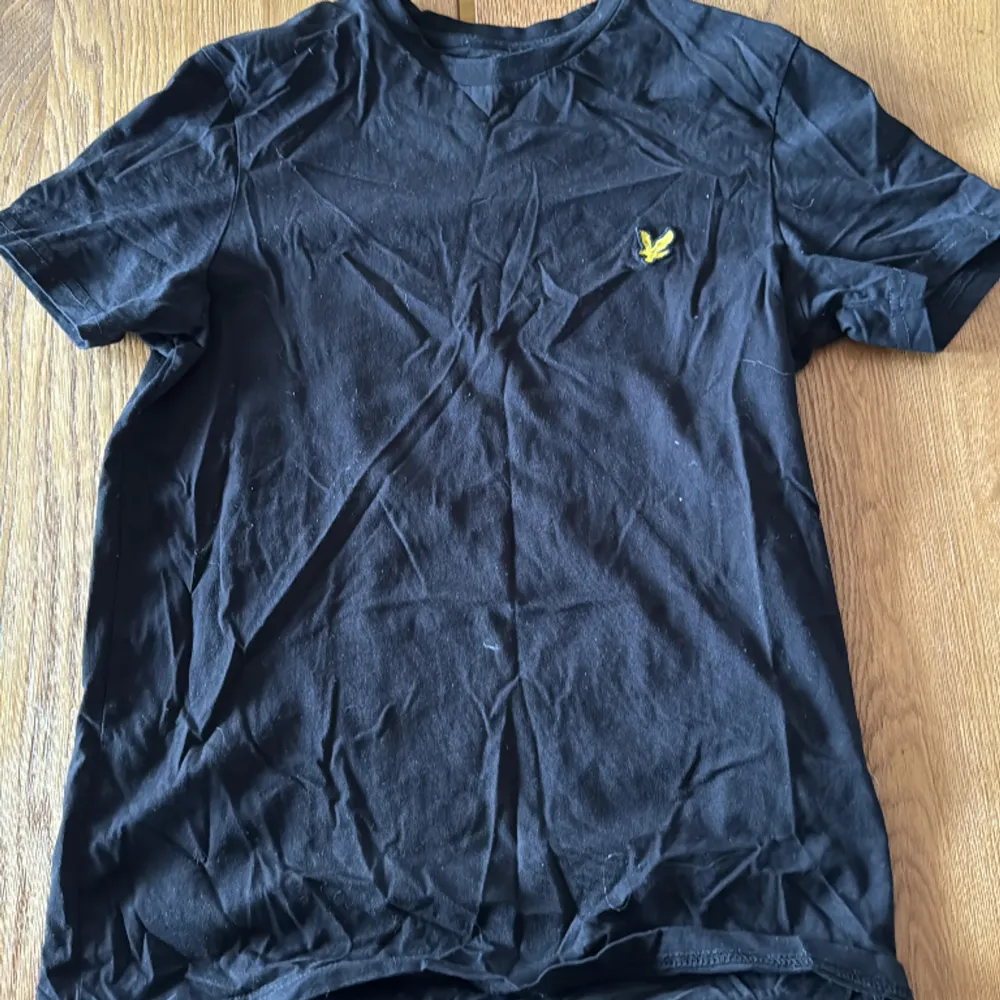 En vanlig svart t-shirt från Lyle & scott, som är använd fåtal gånger och är i bra skick. T-shirts.