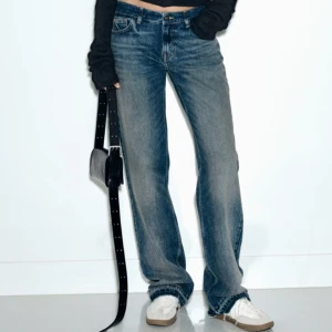 Low waist jeans - Helt nya jeans från zara (prislapp kvar), som nu är slutsålda. Säljer då jag köpte dem i december men jeansen har ej kommit till användning. Köpta för 399kr