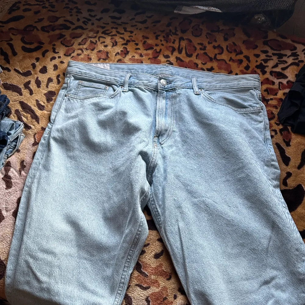 Fantastiska jeans till salu! Stilrena och prisvärda. Vid frågor eller för att köpa, skriv bara till mig. Uppgradera din garderob idag! Storlek 40/32. Men har krympt lite. . Jeans & Byxor.