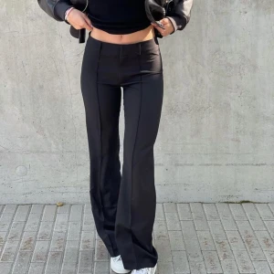 Lågmidjade kostymbyxor - Lågmidjade kostymbyxor från madlady i modellen Hazel black i storlek 34 short. Använda ett fåtal gånger men ser ut som nyskick💞Skriv för fler bilder🫶🏼