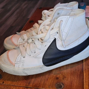 Nike skor - Sneakers  Använda i 1 år, ser slitna ut, men skon är så.