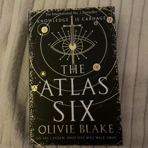 The Atlas six  - Olivie Blakes hit bok som är första i en serie, boken är i ny skick och på engelska. Tryck gärna på köp nu eller meddela mig om ni har frågor!
