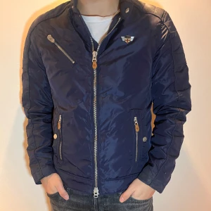 Morris Jacka - Ge vardagen ett lyxigt och trendigt inslag med denna quiltade jacka ifrån Morris. En smickrande silhuett och värme i varje detalj. För endast 349kr är denna din!