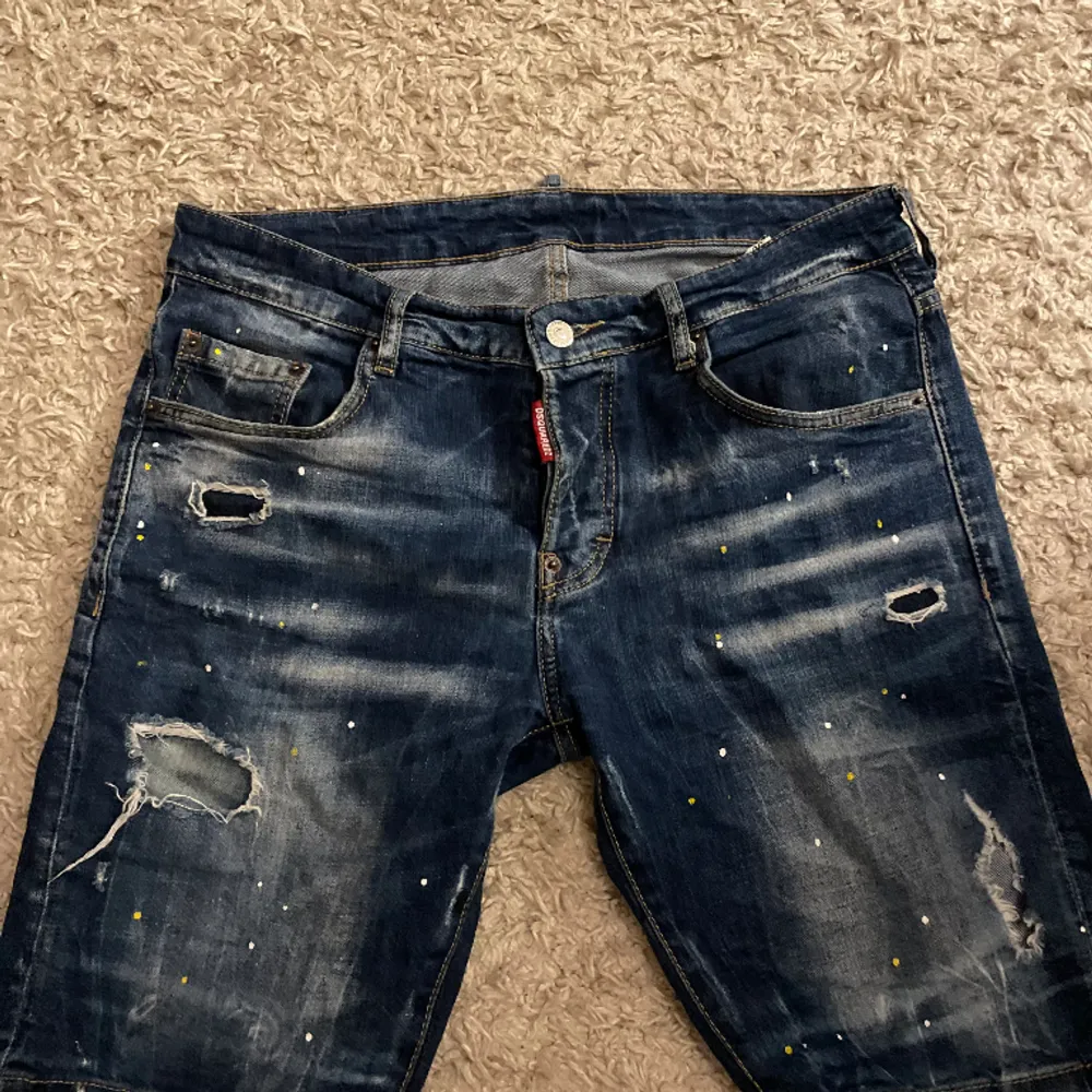 Jag säljer ett par dsquared2 jeans shorts dom är i fint skick. Storleken är 50 som motsvarar ungefär M . Shorts.