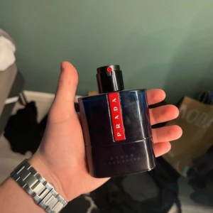 Prada ocean parfym - Prada ocean 100ml 80-85ml kvar  Perfekt för sommaren  fräsch och mumsig Kartong finns inte 