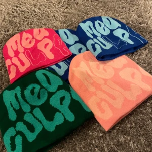 Mea culpa mössa - -Uni sex -Finns i flera färger  -y2k stil -ulltillverkad