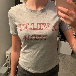 T-shirt - Säljer denna sköna och enkla T-shirt som tyvärr har ett hål på armen men det är inte särskilt stort!❤️Utom det är den i bra skick, skriv om ni har frågor❤️
