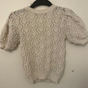 Stickad trekvartsärmad tröja - Säljer min fin stickade trekvartsärmade tröja. Tröjan är i jättefint skick. Köpte för 200kr. Säljer för 120kr. Hör gärna av er innan ni trycker på köp nu💘