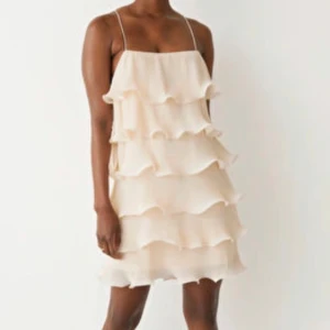 Klänning  - Benvit, fint skick, Fin till studenten/mösspåtagning. Använd enbart under student-våren.   ”Köp nu” och den postas samma dag ☺️