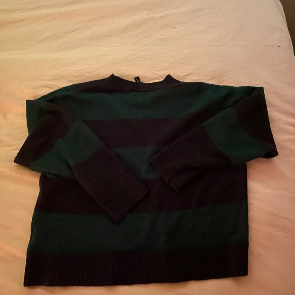 Säljer denna grön och blårandiga stickade tröjan. Inte använt denna på länge men den är i bra skick!. Stickat.