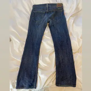 Säljer dessa mörkblå jeans från Lee då de inte kommer till användning. Är i väldigt bra skick.