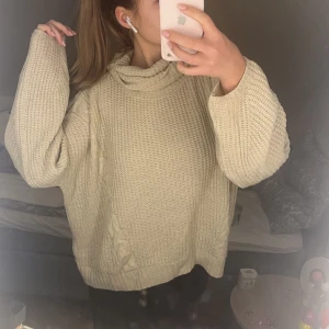 Stickad tröja  - Mysig stickad polo tröja valde att ta M så den är lite oversized mysig men andvänder inte💕