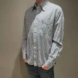 Säljer en fin Tommy Hilfiger skjorta i vit och blått. Storlek M. Han på bilden är 183. Inga defekter på skjortan så i princip nyskick. Nypris runt 700, säljer för 329kr. Priser kan diskuteras vid snabb affär!
