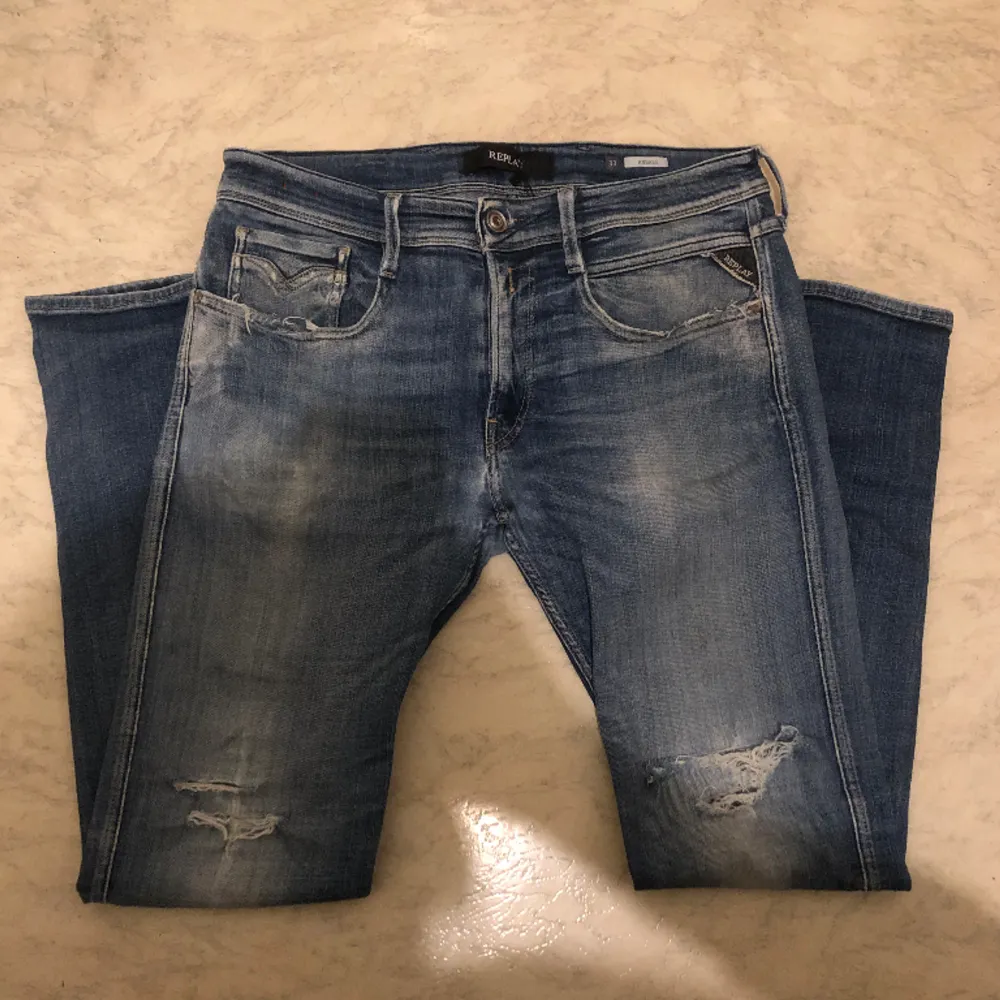 Extremt snygga Replay anbass jeans i sliten modell i storlek 33/32 som säljs för endast 599kr! Tveka inte på att skriva till oss vid minsta lilla fundering :). Jeans & Byxor.