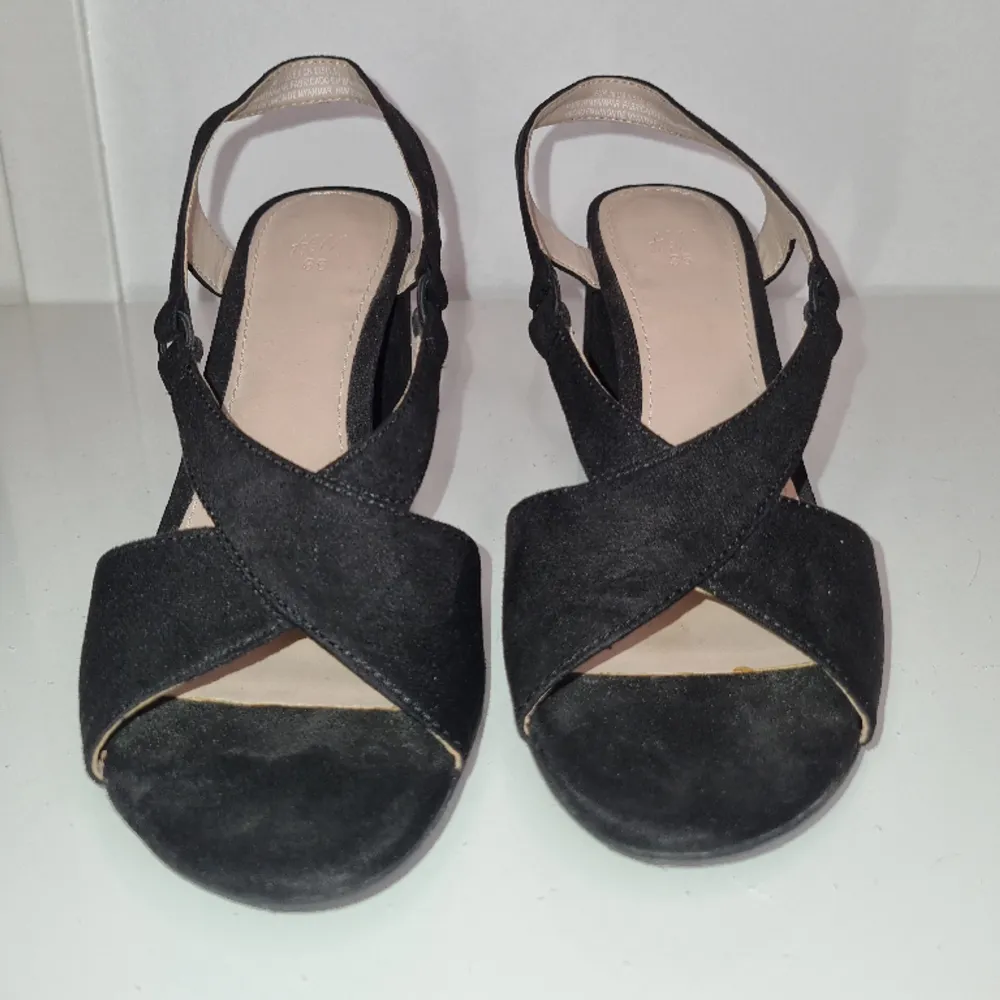 Svarta sandaletter från H&M st 36. Klackhöjd 8cm  Lite slitag. Knappt använda. Skor.