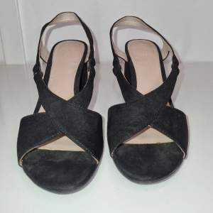 Svarta sandaletter från H&M st 36. Klackhöjd 8cm  Lite slitag. Knappt använda