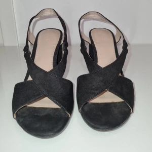 Svarta Sandaletter  - Svarta sandaletter från H&M st 36. Klackhöjd 8cm  Lite slitag. Knappt använda