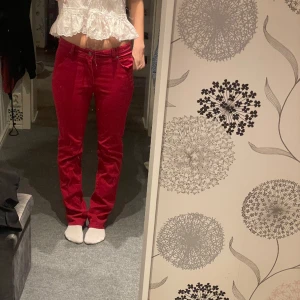röda jeans  - strl 38 men skulle säga att dessa passar även 36💞 dom är långa i benen!!🥰  priset kan diskuteras🙌🙌 köparen står för frakten