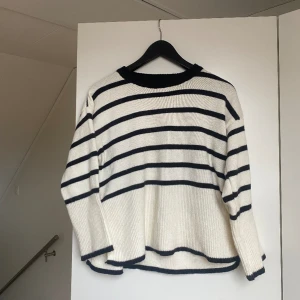 Randig stickad tröja, stl S - Fin randig stickad tröja i fint skick!