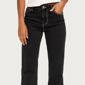 Jeans - Säljer dessa super snygga mid waist jeans från Pieces. Stretchiga och super sköna i materialet, endast testade. Passar mig som är 173cm☺️