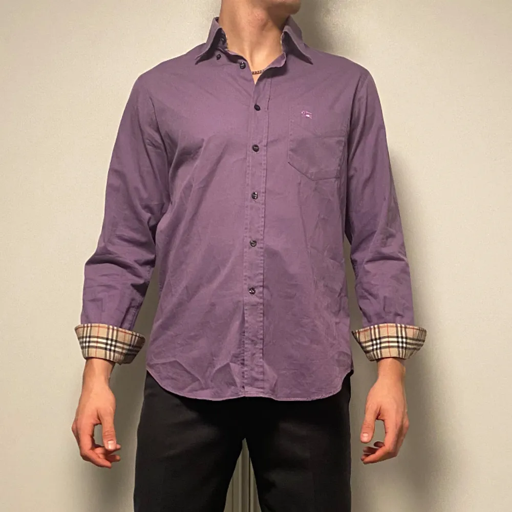 Burberry skjorta i sällsynt färg. Superfint skick inga slitage. Modellen är 188cm och väger 80. Skjortor.