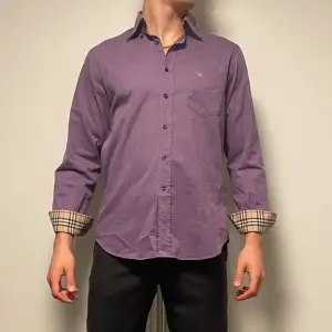 Burberry skjorta i sällsynt färg. Superfint skick inga slitage. Modellen är 188cm och väger 80