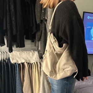 Handväska  - Handväska jag köpt secondhand i fint skick, kom tyvärr inte till nån användning 