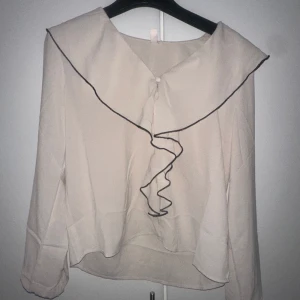 Jätte fin blus  - En jätte fin blus från salt säljer pågrund av att den inte kommer till användning❤️