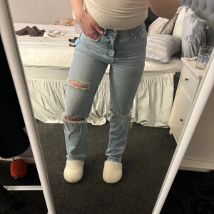 JEANS - Högmidjade jeans med hål från gina tricot, går ner till marken på mig som är 162. Tveka inte att fråga om ni undrar något eller har ett eget prisförslag💕